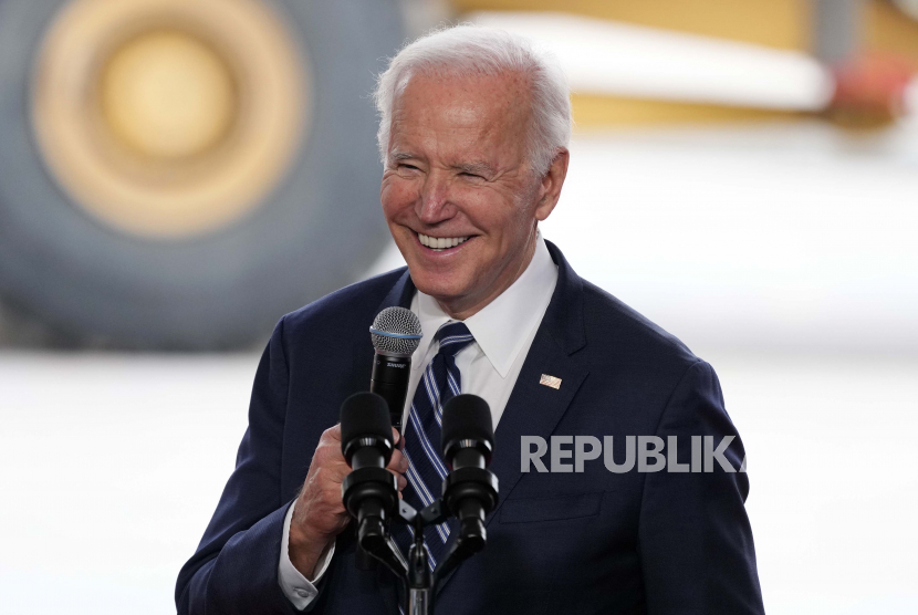 Presiden Amerika Serikat (AS) Joe Biden dan ibu negara, Jill Biden menyampaikan ucapan selamat Idul Fitri kepada seluruh komunitas Muslim Amerika maupun dunia. Biden mengatakan, dia terpikat dengan kedermawanan yang ditunjukkan umat Muslim melalui Zakat Fitrah.