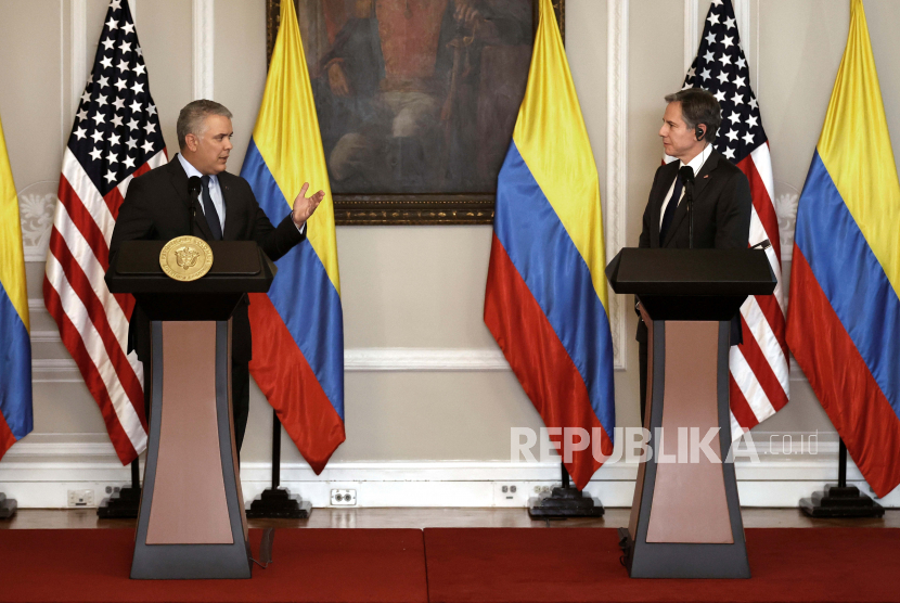 Menteri Luar Negeri AS Antony Blinken (kanan) dengan Presiden Kolombia Ivan Duque (kiri) selama pernyataan bersama di Casa de Narino di Bogota, Kolombia, 20 Oktober 2021.