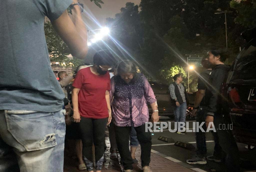 Puluhan lansia diamankan dari Jalan Dwiwarna, Sawah Besar, Jakarta Pusat, Selasa (13/6) malam. Kasus perjudian di Sawah Besar, 44 orang jadi tersangka dan 16 lainnya dibebaskan.
