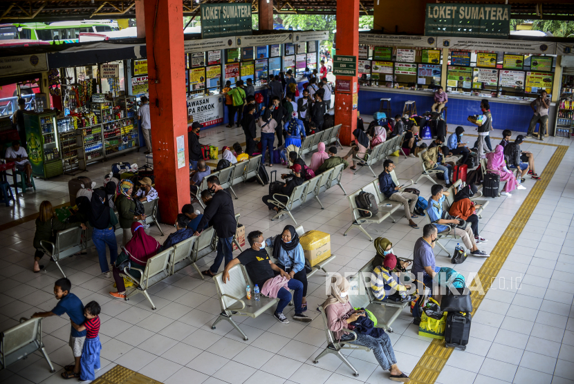 Sejumlah penumpang saat menunggu waktu keberangkatan bus di Terminal Kampung Rambutan, Jakarta, Selasa (18/5). 