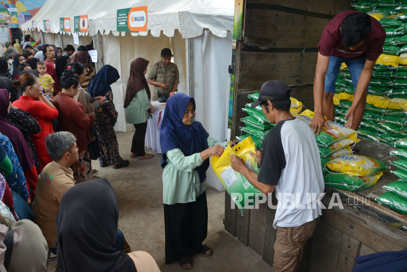 Warga antre membeli beras di operasi pasar beras Medium SPHP Bulog di Taman Film, Tamansari, Kota Bandung, Jawa Barat, Senin (19/2/2024).