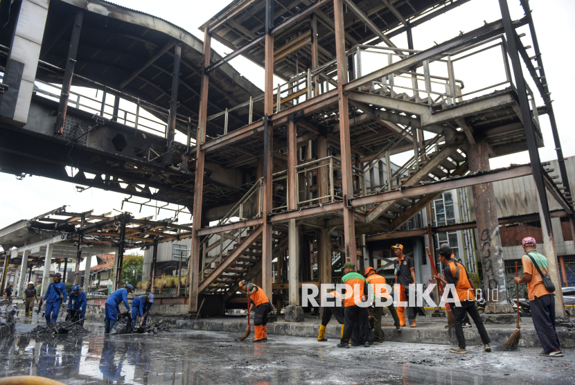 Penampakan JPO dan Halte Transjakarta Senen yang dibakar oleh pengunjuk rasa.