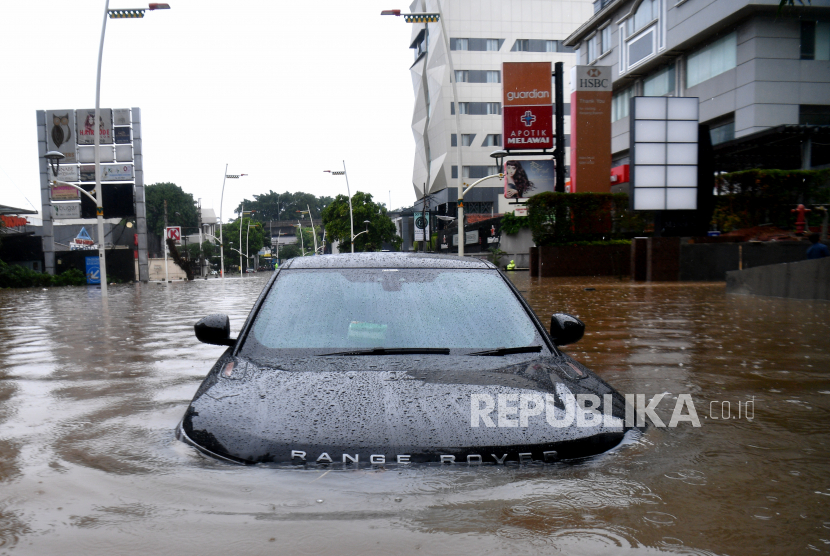 Mobil terendam banjir di pusat kota. Ilustrasi