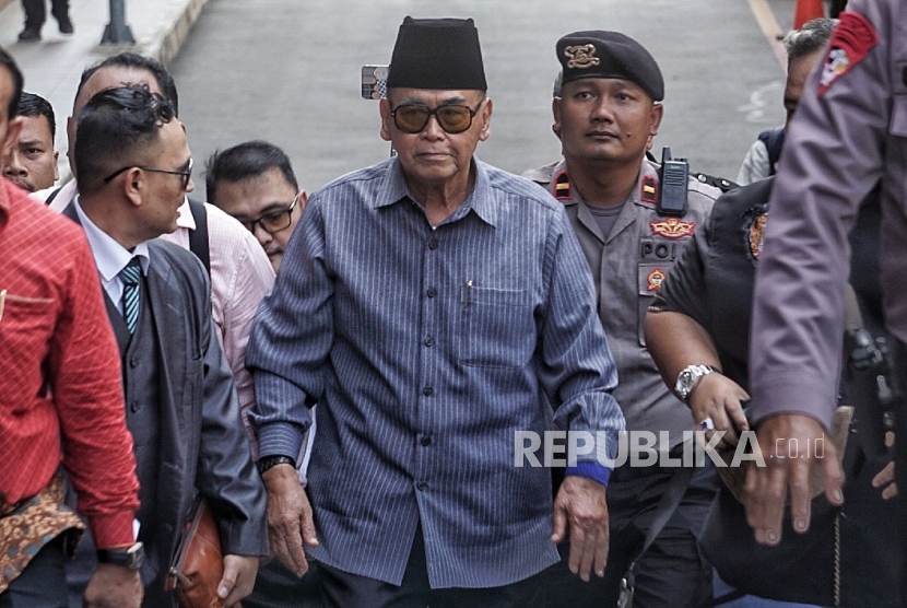 Pimpinan Pondok Pesantren Al Zaytun Panji Gumilang berjalan saat akan menjalani pemeriksaan terkait penistaan agama di Bareskrim Mabes Polri, Jakarta.