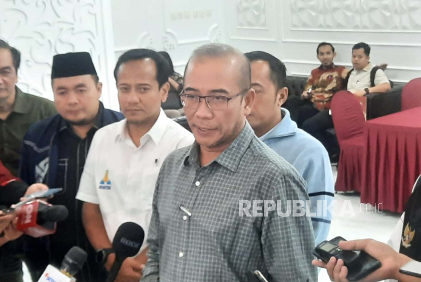 Ketua KPU RI Hasyim Asy'ari memberikan keterangan terkait debat Pilpres 2024, pada Rabu (6/12/2023).