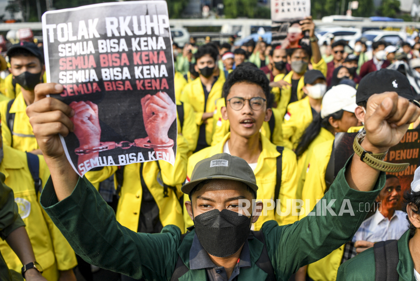 Mahasiswa membentangkan poster saat aksi unjuk rasa di depan Gedung DPR, Senayan, Jakarta, Selasa (28/6/2022). Pengunjuk rasa yang berasal dari berbagai  universitas tersebut menolak pengesahan Rancangan Kitab Undang-Undang Hukum Pidana (RKUHP). 