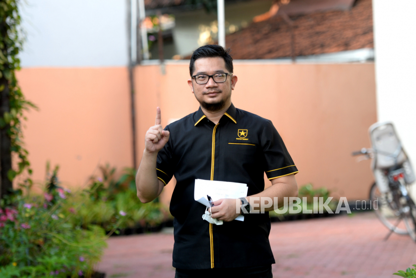 Ketua Umum Partai Ummat Ridho Rahmadi berfoto usai menggelar konferensi pers di Yogyakarta, Kamis (29/4). Konferensi pers ini menjelaskan terkait deklarasi Partai Ummat. Dalam partai ini Amien Rais menjabat sebagai Ketua Dewan Syuro Partai Ummat.