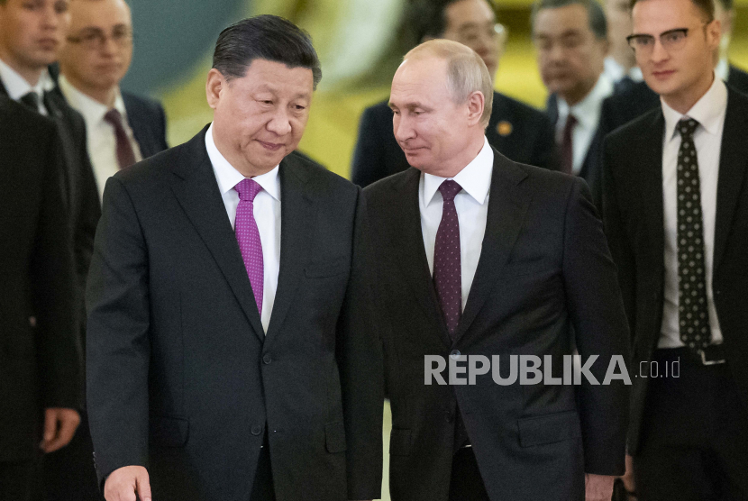  Pada 5 Juni 2019 ini, file foto, Presiden Rusia Vladimir Putin, kanan tengah, dan Presiden China Xi Jinping, kiri tengah, memasuki aula untuk pembicaraan di Kremlin di Moskow, Rusia. Rusia, India, dan China akan menggelar pertemuan tripartit dalam waktu dekat. 