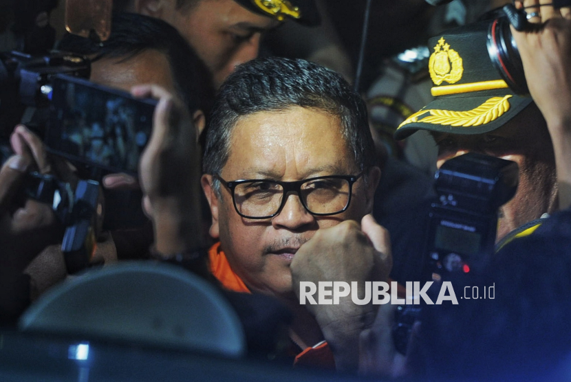 Sekjen PDIP Hasto Kristiyanto menggunakan rompi tahanan KPK usai menjalani pemeriksaan di Gedung Merah Putih KPK, Jakarta, Kamis (20/2/2025).