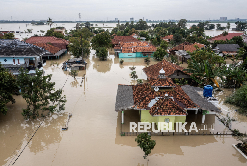 Foto udara suasana permukiman warga yang terendam banjir di Kalangligar, Telukjambe, Karawang, Jawa Barat, Jumat (7/3/2025). 