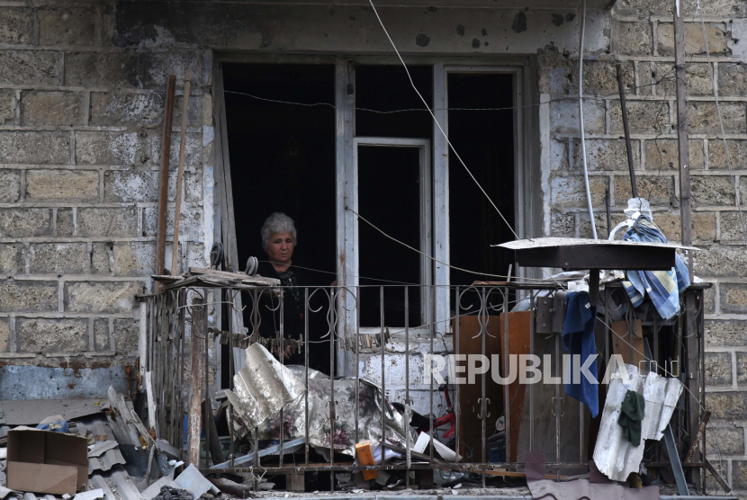 Seorang wanita melihat keluar jendela rumah apartemen setelah penembakan oleh artileri Azerbaijan, Stepanakert, Nagorno-Karabakh