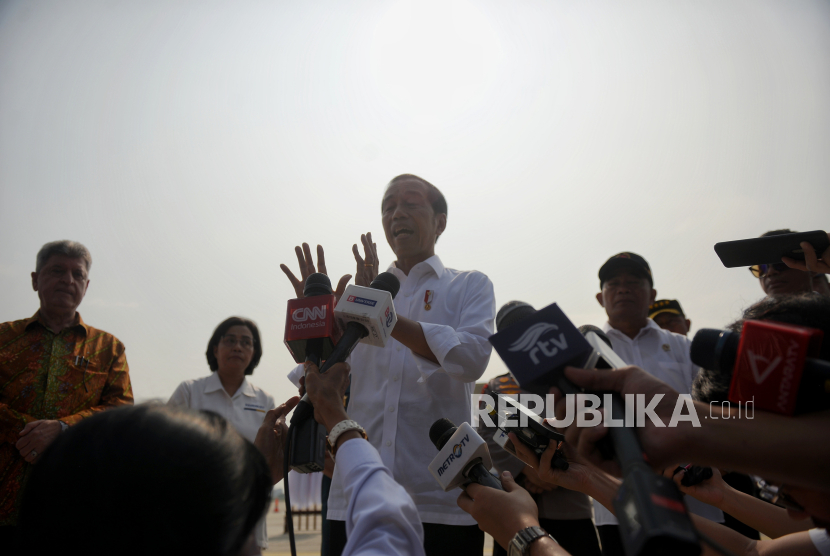 Presiden Joko Widodo menyampaikan keterangan pers usai pelepasan bantuan kemanusiaan untuk Palestina di Pangkalan TNI AU Halim Perdanakusuma, Jakarta, Senin (20/11/2023). Pemerintah Indonesia bersama perusahaan dan donatur kembali mengirimkan bantuan kemanusiaan ke Palestina sebanyak 21 ton yang terdiri dari bantuan logistik,  alat medis dan obat-obatan.