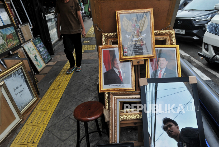 Calon pembeli memilah bingkai foto presiden dan wakil presiden terpilih Prabowo Subianto dan Gibran Rakabuming Raka di pasar Jatinegara, Jakarta, Sabtu (19/10/2024). Menurut pedagang, menjelang pelantikan presiden dan wakil presiden terpilih pada Ahad (20/10) besok, penjualan bingkai foto Prabowo dan Gibran mulai merangkak naik sebesar 10 persen dan diprediksi akan mengalami lonjakan permintaan usai secara resmi dilantik sebagai presiden dan wakil presiden Republik Indonesia. Penjualan bingkai foto tersebut dibanderol mulai Rp100 ribu hingga jutaan rupiah tergantung ukuran foto dan kualitas bingkai.