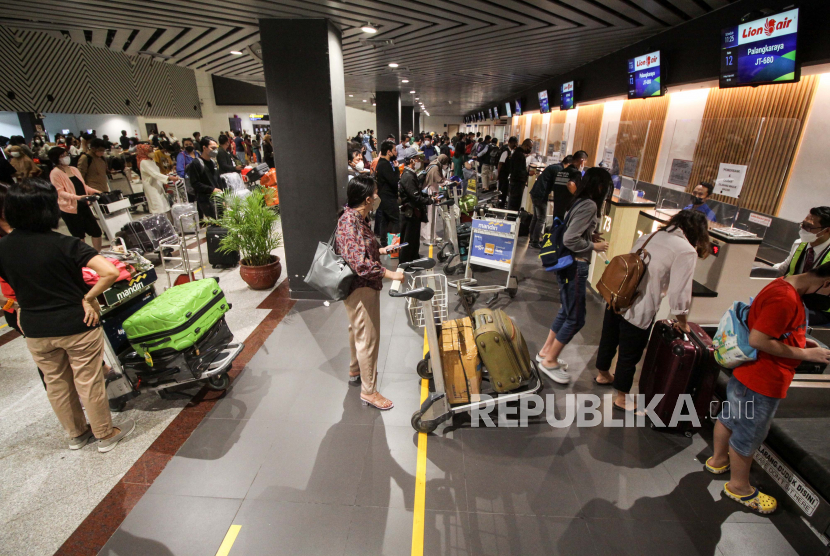 Calon penumpang mengantre untuk lapor diri di loket Bandara Internasional Juanda Surabaya di Sidoarjo, Jawa Timur.