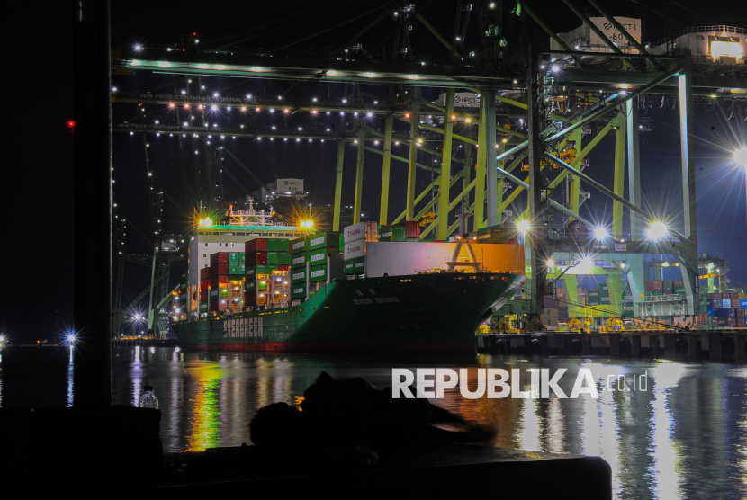Suasana aktivitas bongkar muat peti kemas di New Priok Container Terminal One, Tanjung Priok, Jakarta Utara. (ilustrasi)