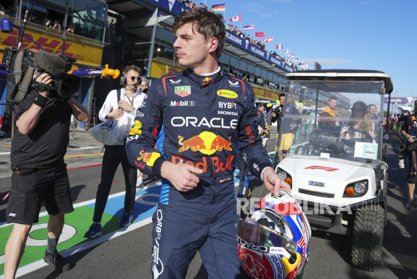 Pembalap Red Bull Max Verstappen dari Belanda berjalan menyusuri pit lane usai merebut pole position pada sesi kualifikasi Grand Prix Formula Satu Australia di Albert Park, di Melbourne, Australia,  Sabtu (23/3/2024).
