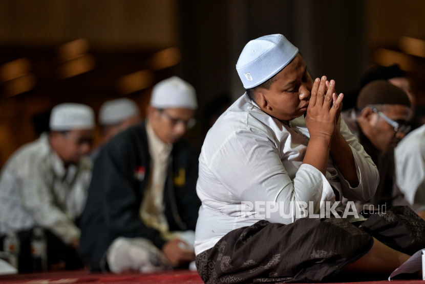 Ilustrasi Muslim berdoa agar rezekinya dilancarkan Allah.