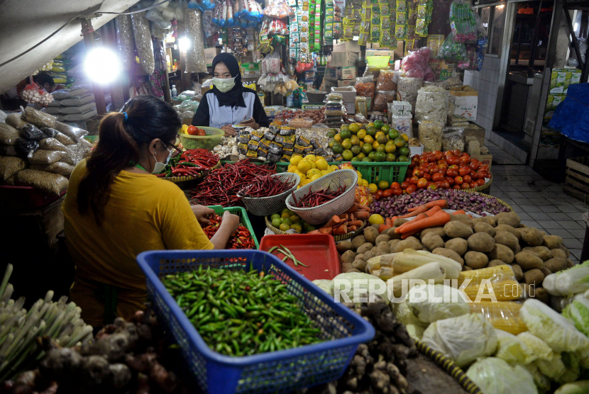 Pedagang sembako melayani pembeli di pasar (ilustrasi).