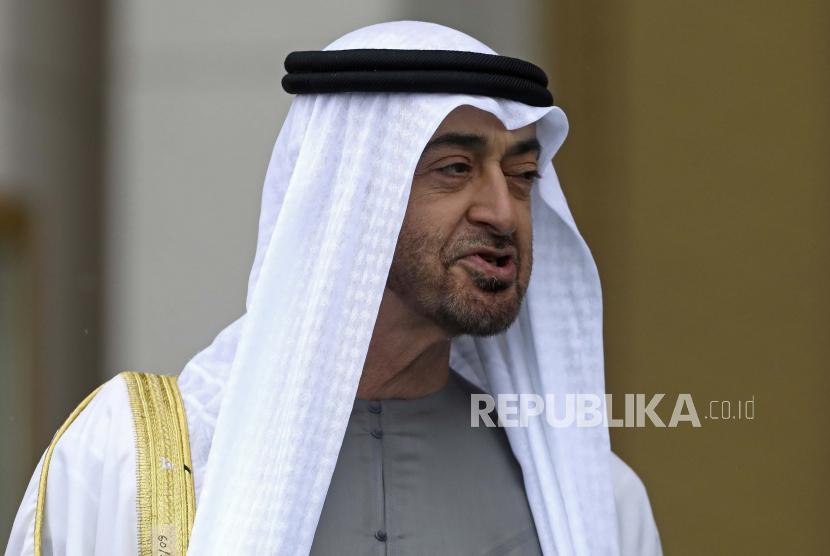 Presiden Uni Emirat Arab (UEA) Mohammed bin Zayed Al Nahyan pada Senin (17/10/2022) melakukan pembicaraan telepon dengan Presiden Ukraina Volodymyr Zelenskyy.