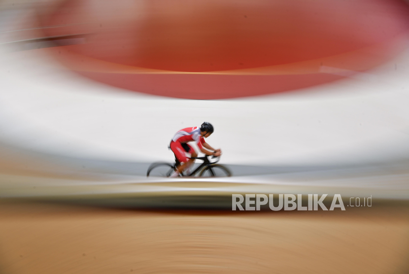 Pesepeda balap Indonesia Bernard Benyamin van Aert memacu sepeda saat berlatih di Jakarta International Velodrome, Rawamangun, Jakarta, Selasa (18/6/2024). 