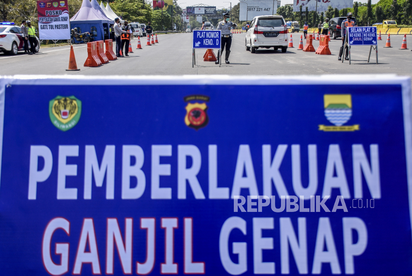 Petugas gabungan mengatur lalu lintas saat pemberlakuan ganjil genap di Kota Bandung (ilustrasi)