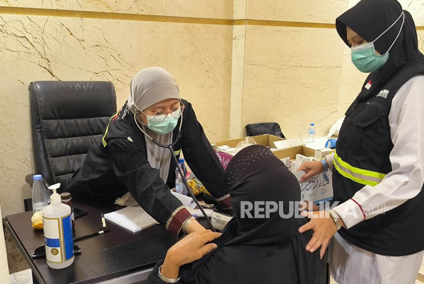 Jamaah haji sedang berobat di layanan kesehatan satelit di Sektor 10, Rose Garden Hotel Nomor 1007, Jumat (9/6/2023).  