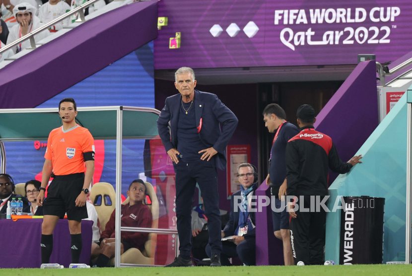 Pelatih kepala Carlos Queiroz (Tengah) dari Iran bereaksi selama pertandingan sepak bola grup B Piala Dunia FIFA 2022 antara Iran dan AS di Stadion Al Thumama di Doha, Qatar, 29 November 2022.