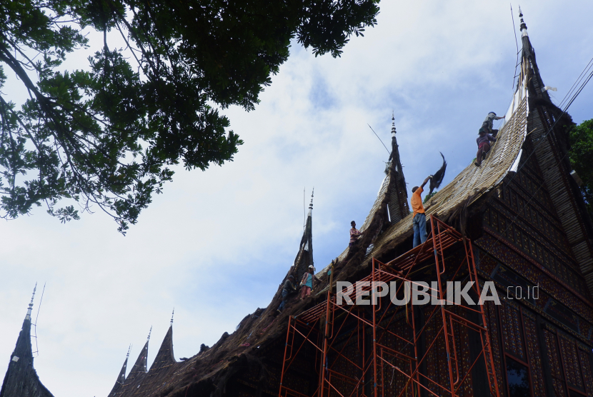 Pekerja membuka bagian atap ijuk Museum Rumah Adat Nan Baanjuang, di Bukittinggi, Sumatera Barat,  Selasa (6/10/2020). Angka kesembuhan warga Sumatera Barat dari covid-19 terus meningkat. 