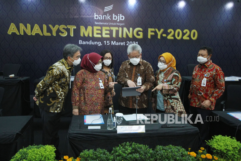 Direktur Utama Bank BJB Yuddy Renaldi bersama para direksi berbincang sebelum menggelar Analyst Meeting FY-2020 di Menara Bank BJB Jalan Naripan, Kota Bandung, Senin (15/3). Bank BJB berhasil mencatat pencapaian bisnis positif sepanjang tahun 2020 di tengah krisis pandemi Covid-19 dengan pertumbuhan yang terjaga baik. Tren positif ini tercermin melalui sejumlah indikator kunci kinerja. Secara konsolidasi perolehan laba Bank BJB mencapai Rp1,7 triliun atau tumbuh 8% secara year-on-year (y-o-y).