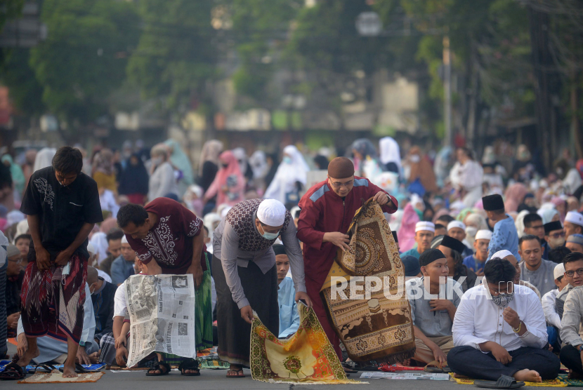 Ilustrasi sholat. Bersalaman dan dzikir sesudah sholat mempunyai sejumlah keutamaan 