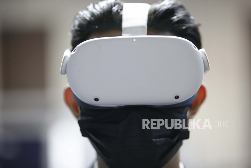 Pengunjung mengalami 5G Virtual Reality (VR). ilustrasi