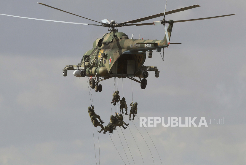 Tentara turun dari helikopter militer di atas tempat pelatihan selama latihan komando dan staf strategis Center-2019 di lapangan tembak Donguz dekat Orenburg, Rusia, 20 September 2019. Bloomberg secara tidak sengaja menerbitkan berita Rusia menyerang Ukraina. Ilustrasi. 