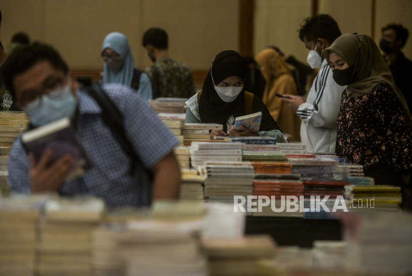 Pengunjung memilih buku pada pameran Indonesia International Book Fair (IIBF) 2021 di Jakarta Convention Center (JCC), Senayan, Jakarta, Sabtu (11/12). Ikatan Penerbit Indonesia (IKAPI) menggelar IIBF 2021 yang menghadirkan jutaan eksemplar buku dari 30 ribu judul dari penerbit lokal dan internasional hingga Ahad (12/12).