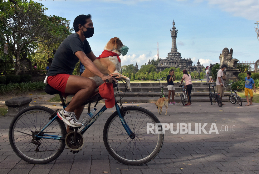 Menteri Pariwisata dan Ekonomi Kreatif Wishnutama Kusubandio mengingatkan agar pekerja serta pelaku usaha pariwisata dan ekonomi kreatif di Bali mempersiapkan diri dan terus menjalankan protokol kesehatan. Ini disampaikan menyusul rencana pembukaan kembali sektor pariwisata Bali mulai 31 Juli 2020.