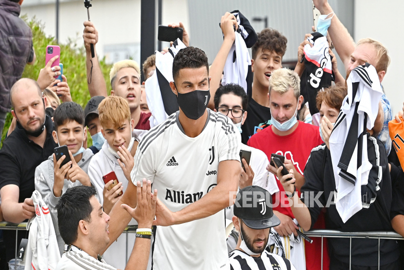 Bintang Juventus Cristiano Ronaldo saat tiba di J Medical Center of Juventus, di Turin, Italia, belum lama ini.