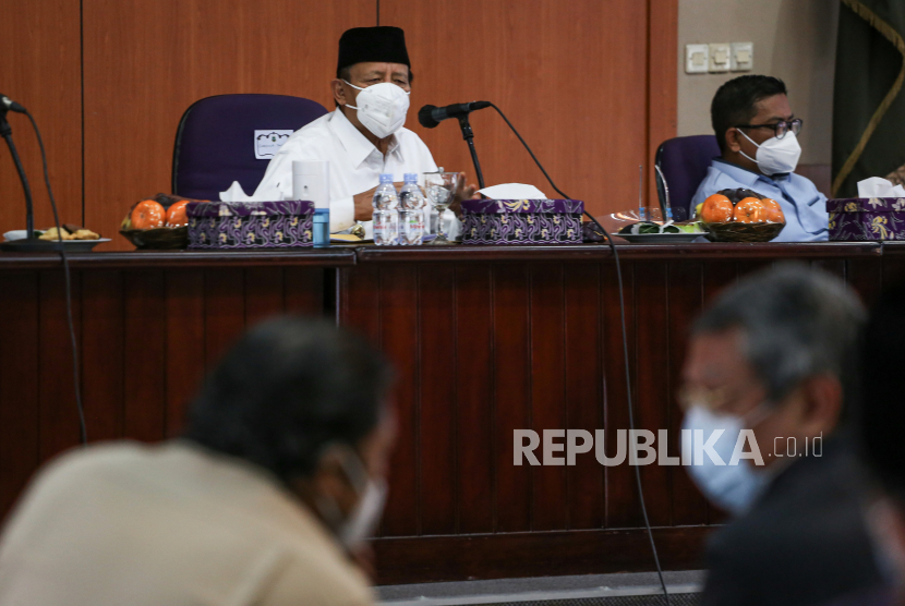 Gubernur Banten Wahidin Halim (kedua kiri) memperpanjang Pemberlakuan Pembatasan Kegiatan Masyarakat (PPKM) di melalui Instruksi Gubernur Nomor 2 Tahun 2021 Tentang Perpanjangan Pemberlakuan Pembatasan Kegiatan Masyarakat (PPKM) untuk pengendalian penyebaranCOVID-19 di Provinsi Banten.
