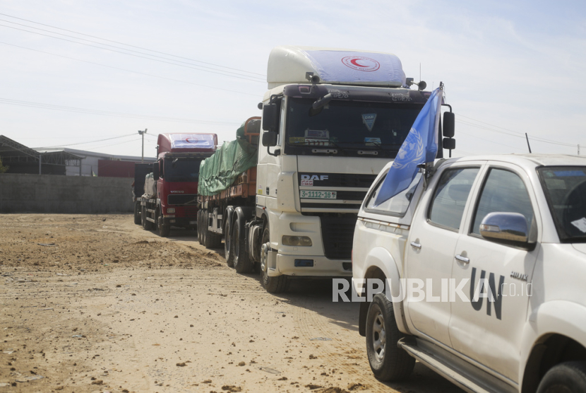 Truk yang membawa bantuan kemanusiaan untuk Jalur Gaza melintasi gerbang perbatasan Rafah, di Rafah, Mesir, Sabtu (21/10/2023). 