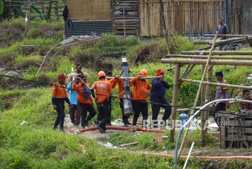 Anggota Tim SAR gabungan mengangkut peralatan untuk operasi SAR di lokasi delapan penambang emas terjebak dalam lubang galian di Desa Pancurendang, Ajibarang, Banyumas, Jawa Tengah, Sabtu (29/7/2023). Memasuki hari keempat operasi penyelamatan delapan penambang emas, tim SAR gabungan mengerahkan 220 personel yang dibagi dalam enam wilayah kerja, dan mengoperasikan 13 pompa submersible untuk menguras air yang menggenangi lubang galian tambang emas. 