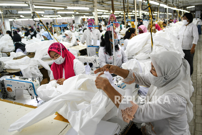 Pekerja perempuan memproduksi alat pelindung diri sebuah perusahaan garmen. Ilustrasi.