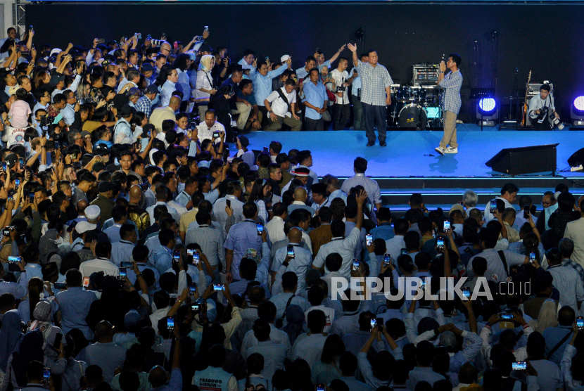 Paslon capres dan cawapres nomor urut 2 Prabowo Subianto dan Gibran Rakabuming Raka menyampaikan pidato kemenangan. Pengamat politik mengungkap sejumlag faktor Prabowo-Gibran unggul di Kalimantan.