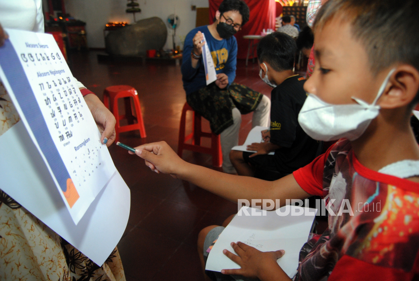 Anak-anak belajar menulis aksara Sunda