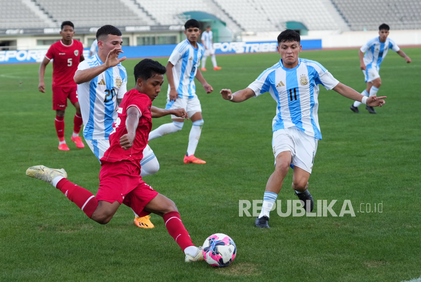 Indonesia U-20 national football player Muhammad Alfarezzi Buffon (third left) attempts to pass a number of Argentine national footballers during the inaugural Seoul EOU Cup match at Mokdong Stadium, Seoul, South Korea, Wednesday (28/8/2024). Indonesia won 2-1 in that match. Indonesian goals were scored by Kadek Arel in the 75th minute and Maouri Ananda Yves Simon Ramli in the 79th minute. One Argentine goal was scored by Mirko Juarez in the 15th minute.