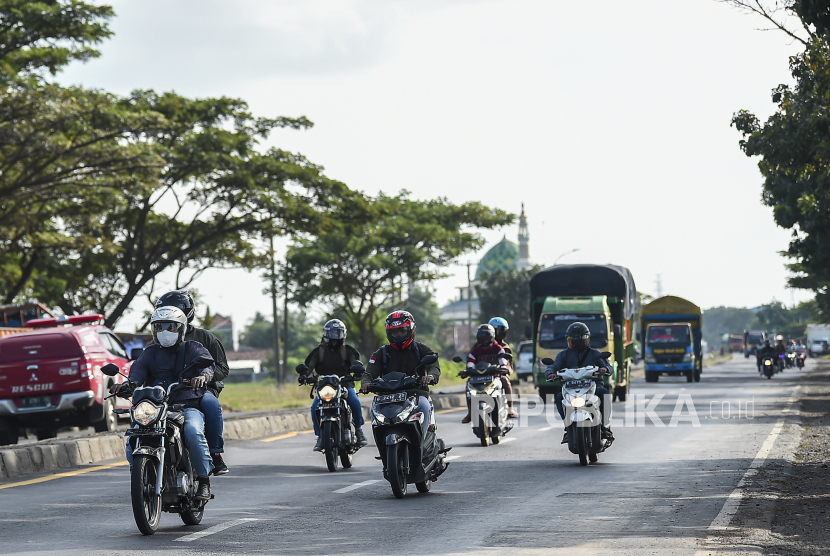 Arus lalu lintas yang melintasi Jalur Pantura Timur Pati, Jawa Tengah, menjelang Lebaran terlihat sepi. Arus lalu lintas mengalami penurunan hingga 60 persen dibandingkan dengan kondisi arus lalu lintas pada hari biasa.
