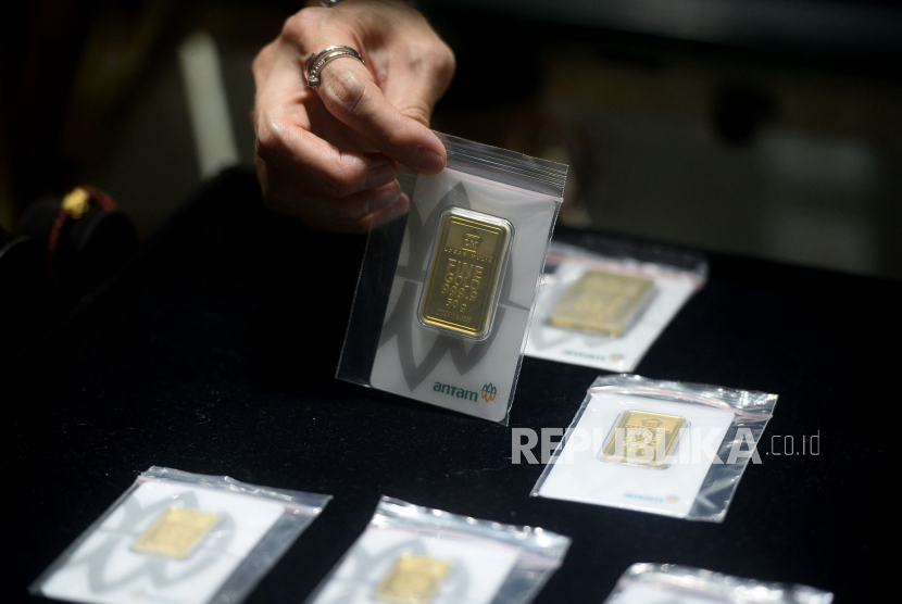 Harga emas produksi Antam diperdagangkan di level Rp 1.017.000 per gram pada Selasa (6/10). 