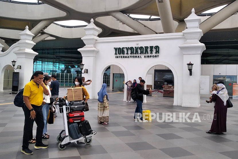 Penumpang di terminal keberangkatan Bandara Internasional Yogyakarta (YIA), Kulonprogo, Yogyakarta, Jumat (30/12/2022).