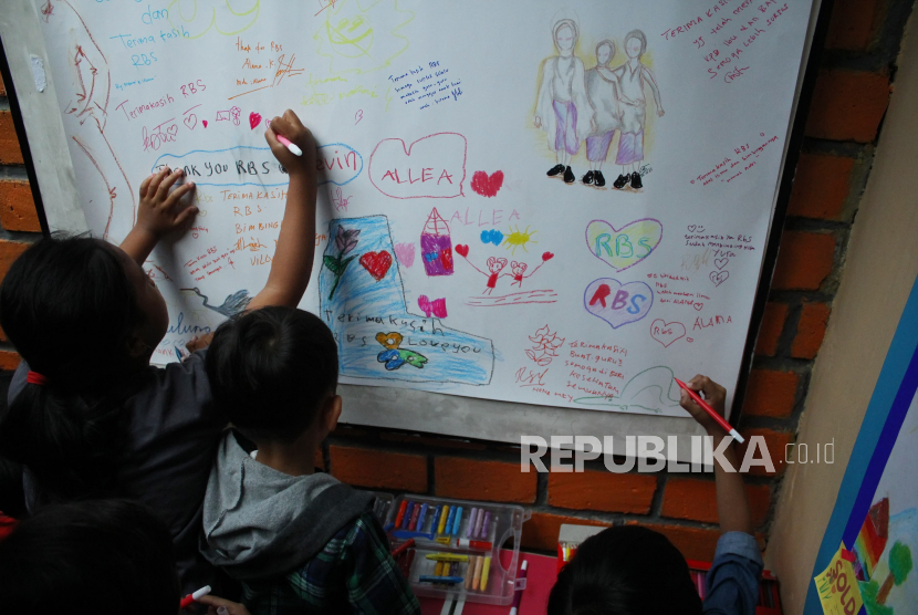 Sejumlah anak menggambar bersama saat pameran gambar (ilustrasi)