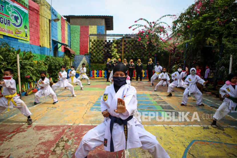 Sejumlah anak berlatih olahraga bela diri Karate dengan menggunakan masker di Kampung Anggur, Kota Tangerang, Banten, Senin (15/6/2020). Kegiatan latihan tersebut dimulai kembali dengan menerapkan protokol kesehatan seperti menggunakan masker dan menjaga jarak fisik guna menghindari penyebaran Covid-19.