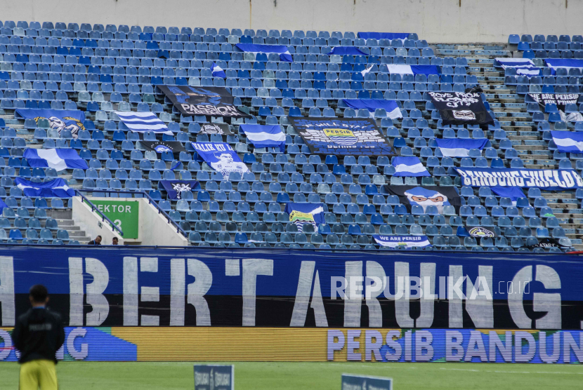 Suasana bangku penonton yang kosong saat pertandingan  lanjutan BRI Liga 1 antara Persib Bandung melawan Persija Jakarta di Stadion Si Jalak Harupat