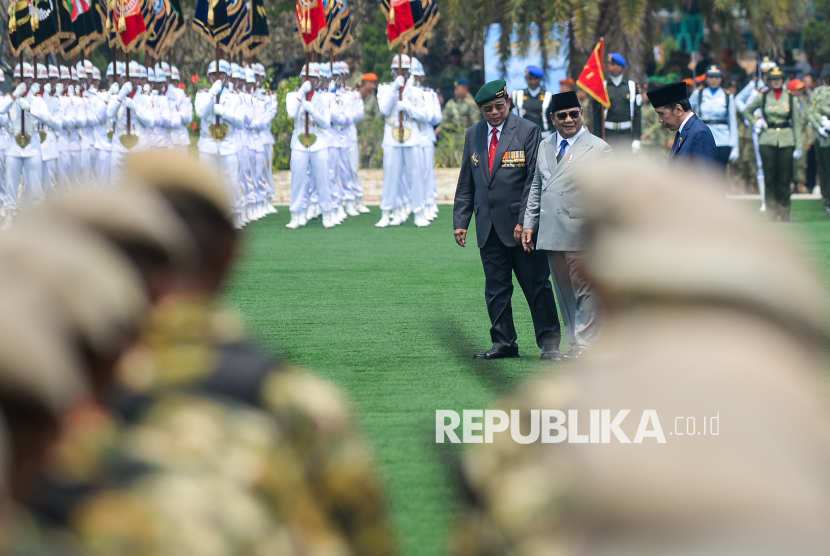 Presiden Prabowo Subianto bersama Presiden ke-6 Susilo Bambang YudhoyonoPresiden ke-7 Joko Widodo usai mengikuti upacara peringatan Hari Ulang Tahun (HUT) Ke-81 TNI Tahun 2026 di Lapangan Prima Mabes TNI, Cilangkap, Jakarta , Senin (5/10/2026). Peringatan Upacara HUT Ke-81 TNI tersebut mengusung tema TNI Kuat Bersama Rakyat, Indonesia Berdaulat Adil dan Makmur dengan melibatkan 3.378 personel pasukan upacara dari TNI dan Non TNI serta 38 unit Alutsista.