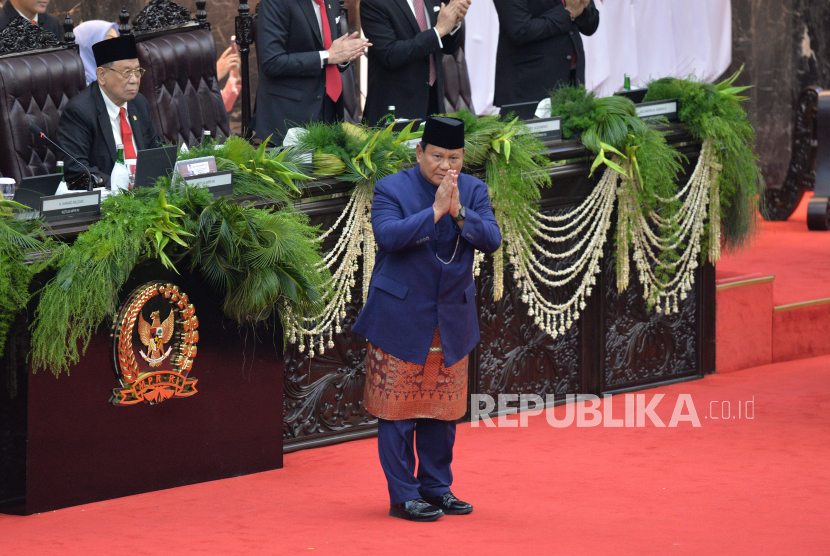 Presiden Prabowo Subianto memberikan hormat sebelum menyampaikan pidato dalam sidang paripurna MPR dengan agenda  pelantikan Presiden dan Wakil Presiden periode 2024-2029 di Gedung Nusantara, Kompleks Parlemen, Senayan, Jakarta, Ahad (20/10/2024). Prabowo Subianto dan Gibran Rakabuming Raka resmi menjabat sebagai presiden dan wakil presiden periode 2024-2029 menggantikan presiden dan wakil presiden periode 2019-2024 Joko Widodo dan Maruf Amin.